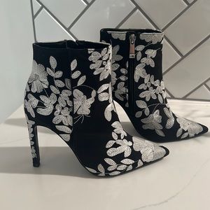 🫦Black and white floral Zara ankle boots